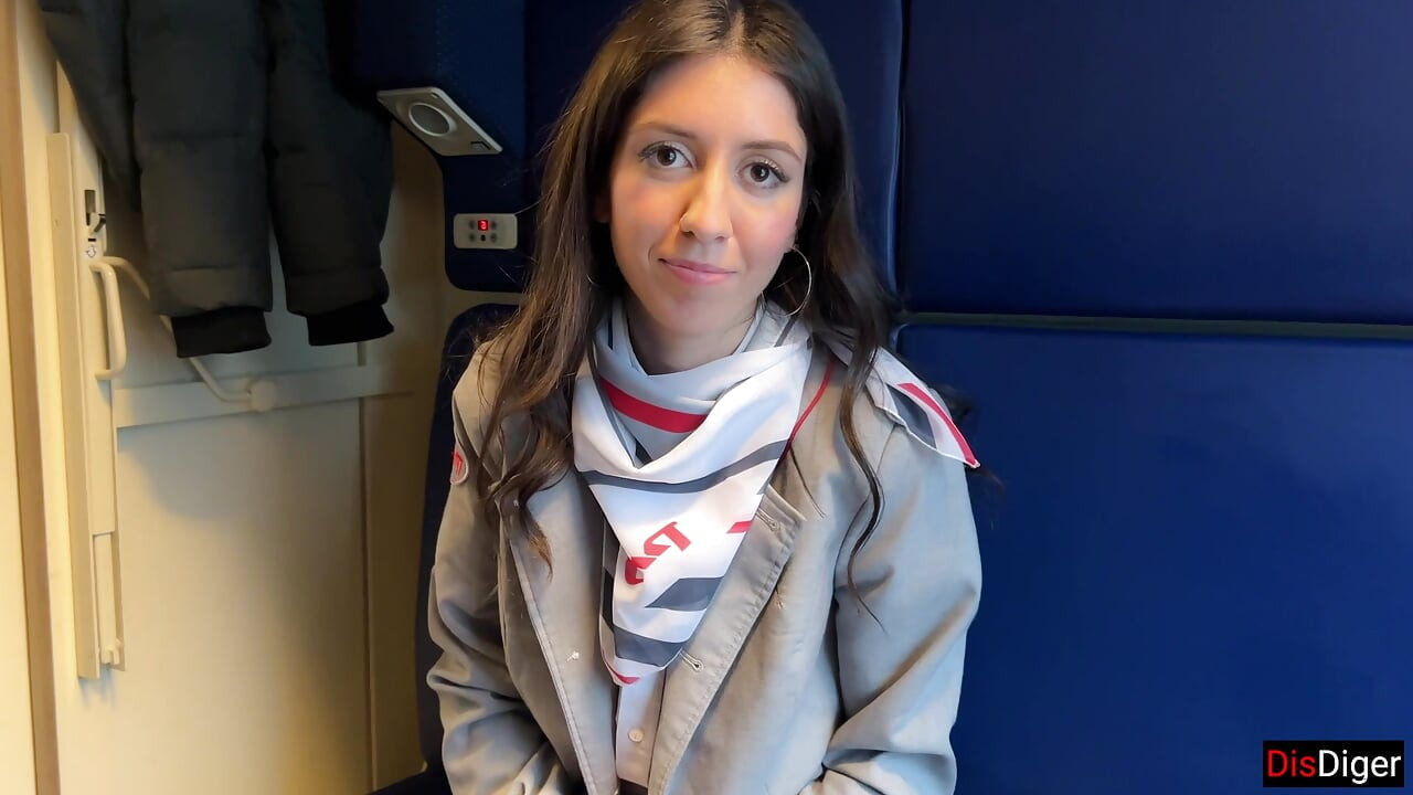 Tren kondüktör yolcusunu mastürbasyon yaparken yakaladı, ama kafası karışmadı ve yarağına atladı