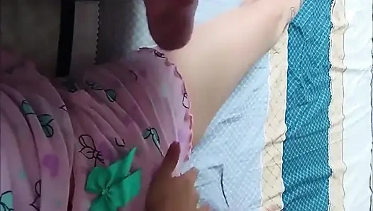 Üvey kız pijamalarıyla beni baştan çıkarıyor ve sonunda ona her yerinden dokunuyorum