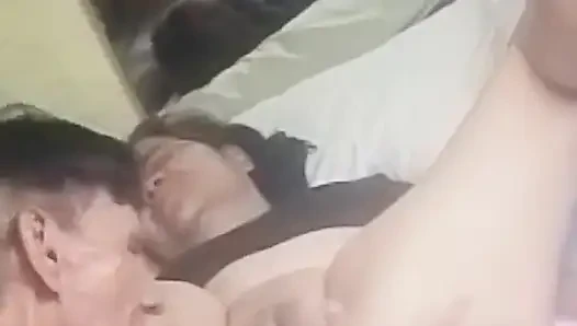 En azgın evli kadın ve kocası.harika sikiş