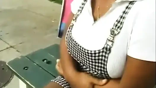 Büyük memeli siyah amcık 69 pozisyonunda yalıyor, anal sikiliyor... yüze boşalma