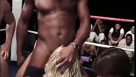 Kalabalık kızların yarak emmesini izliyor