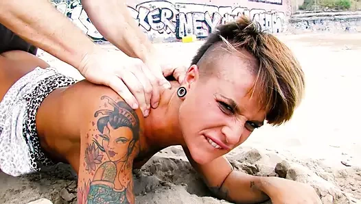 Kısa saçlı sarışın anneyi sikiyor