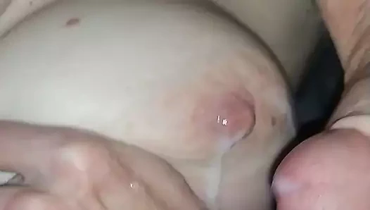 Bayan j göğüslere boşalmayı seviyor