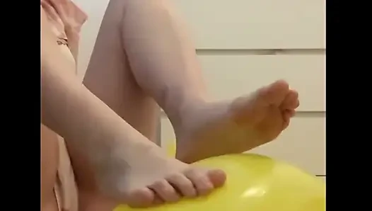 Ayaklar ve balonlar ezme