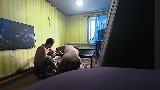 Kamera arkası, kesilmemiş. Yeni bir seks yatağı inşa ediyoruz