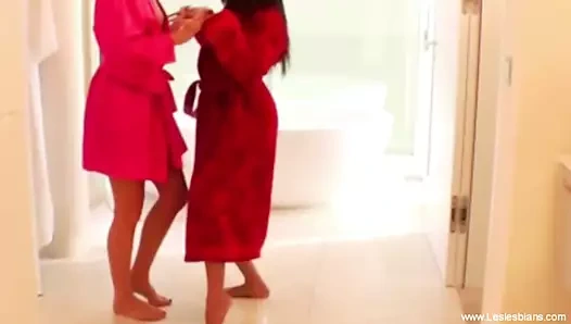 Suki itibaren asia yapar heathera bir lezbiyen