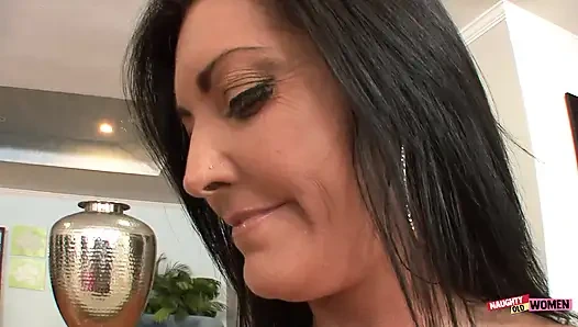 Büyük memeli esmer orta yaşlı seksi kadın kızını yalıyor ve parmaklarıyla boşaltıyor