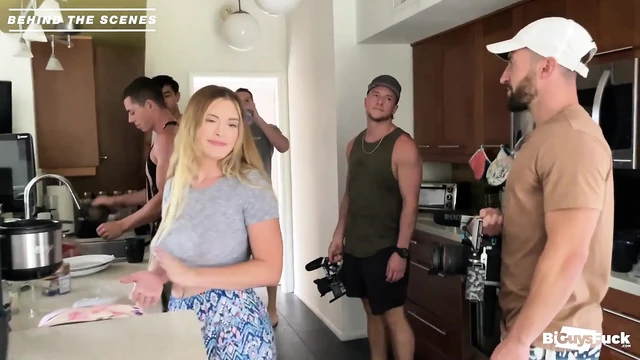 Съемка бисексуального за кулисами с огромными