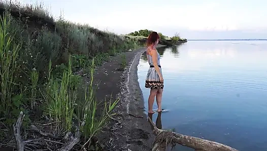 Nehirde banyo yapıyor