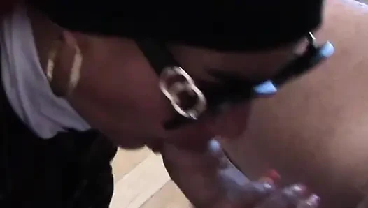 Güneş gözlüklü orta yaşlı seksi kadın, ağzında yarak ve dile boşalma