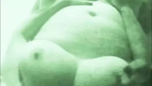 Olgun büyük memeler ve oyuncaklar açık havada