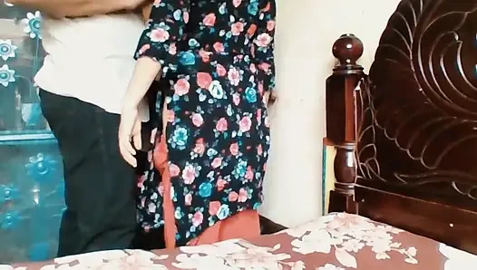 Hintli üvey kız kardeş üvey erkek kardeşi tarafından şaşırtıyor