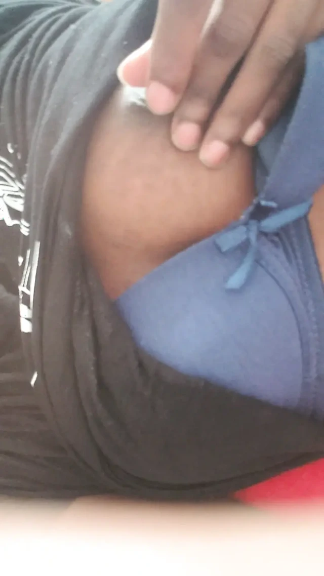 Göğüslerimle oynuyorum