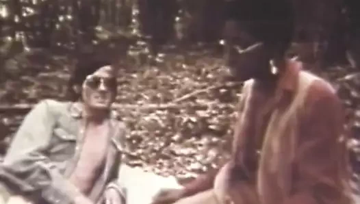 siyah kız berbat ve ormanda beyaz horoz sürmek (eski)