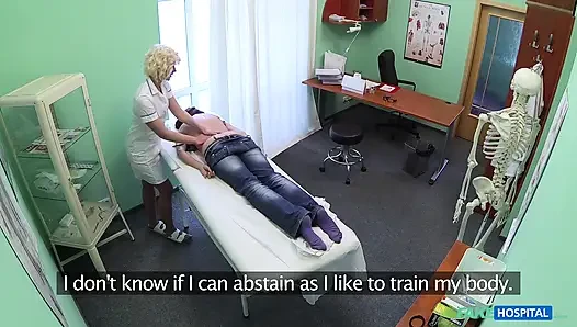 Fake hospital - yaramaz hemşire ateşli bir hastane odasında seksi hastayı iyileştirmek için dilini kullanıyor