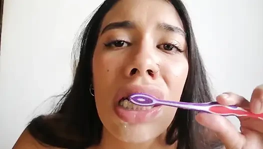 Kremsi Döl Ile Diş Fırçalama