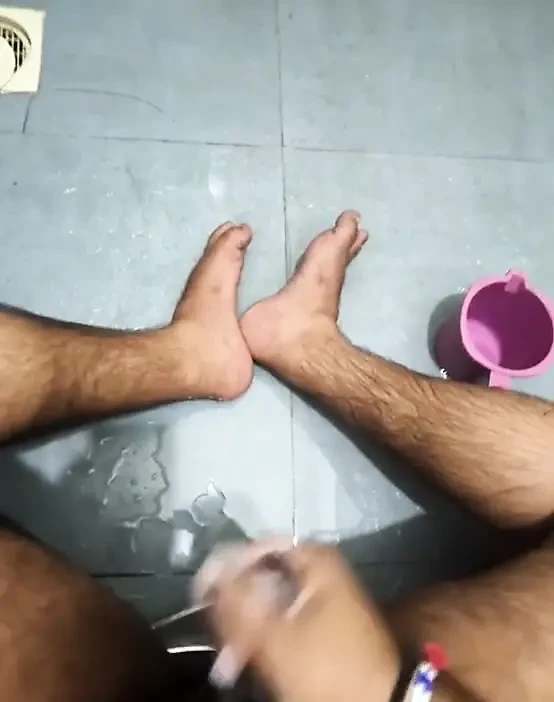 Sikime elle muamele çekiyor