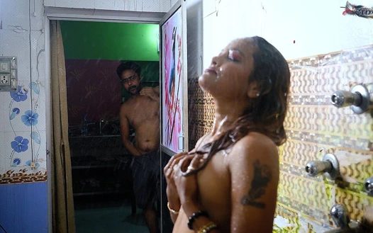 Hintli ateşli yenge ve devar banyoda sert seks yaparken bahbhisi banyoda tam film çekiyor. Hintçe Ses