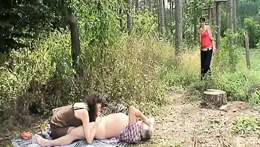 Genç bayan seks için yaşlı çifte katılıyor