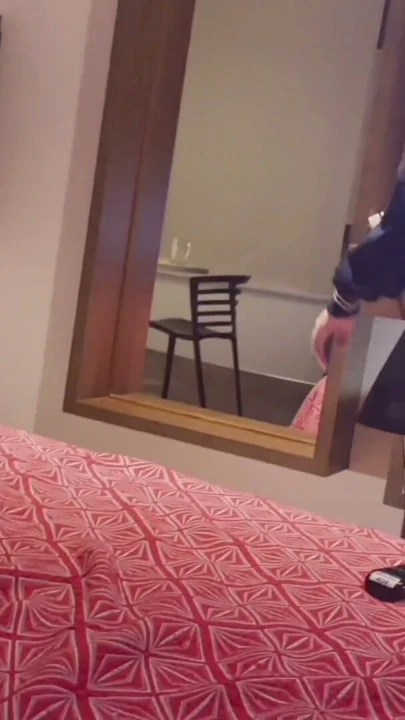 Üniformalı ve seksi etekli dersten sonra üvey kızını sikiyor. Onu kışkırtıyor | Klip 1