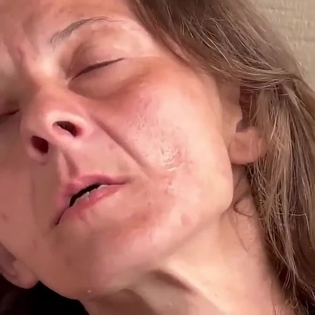 Всеми любимую тетю застукали за курением и игрой со своей киской на крыльце.