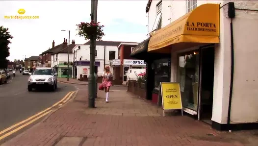 Sıcak sarışın meşgul sokakta hayalini kurduğu şeyi bulur