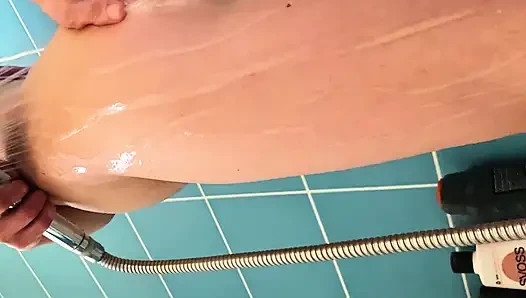 Komşu evli kadın duş alıyor ve deliklerini tıraş ediyor