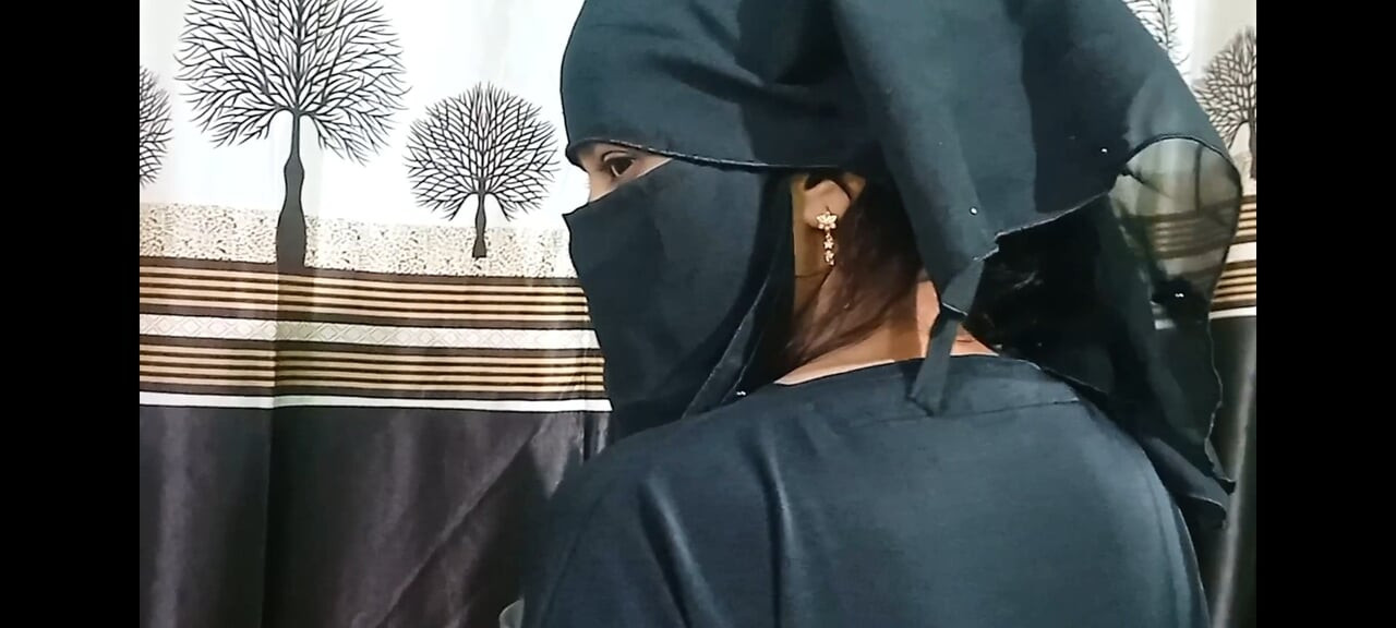 Burkhalı güzel müslüman kız seksi ve ateşli görünüyor bir oğlan tarafından sert sikiliyor