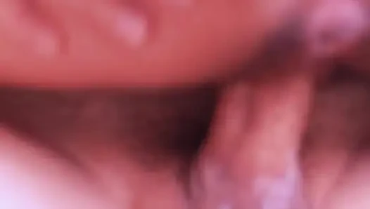 Kontrolünü kaybedene kadar çılgınca sert yarağının üzerinde zıplıyor.