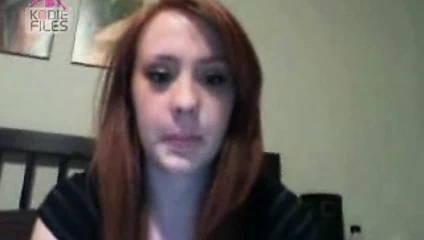 Kızıl saçlı göğüs flaşı