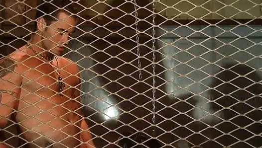 BDSM ilişkisinde kölenin yarağına ateşli bir sakso çekiyor