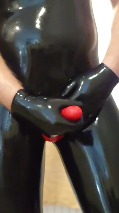 kauçuk catsuit handjob | Klip 1