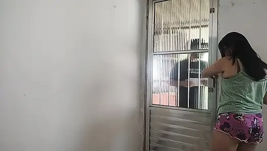 Evli kadın polis memurunun kocasını tutuklamaktan kaçınmak için her şeyi yapıyor
