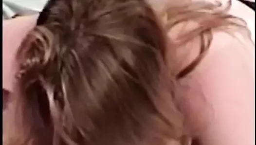 Büyük beyaz fahişe siyah bir yarağı emiyor ve amına alıyor