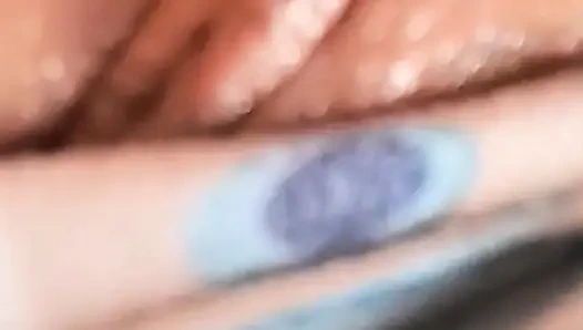 Latin kadın fışkırtana kadar mastürbasyon yapıyor