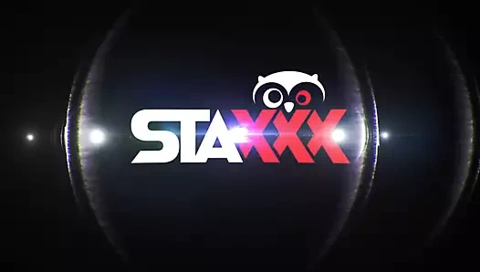 Redhead zevkler ona hamile kedi ile bir oyuncak