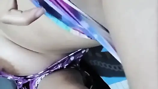 Komşum bana büyük göğüsleri de dahil olmak üzere her şeyi gösteren bir video gönderdi