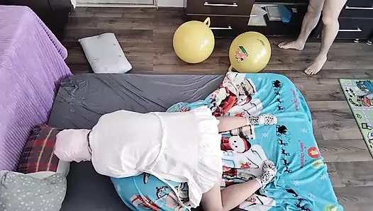 Ateşli bir çiftin vücuda yağ ile şehvetli masajı.