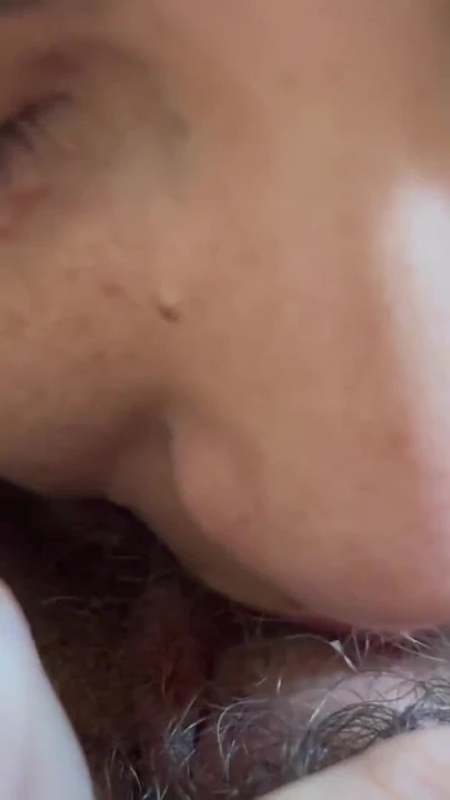 Эпический момент из "Маленький клитор, очень волосатая киска, горячие лесбиянки и много удовольствия"