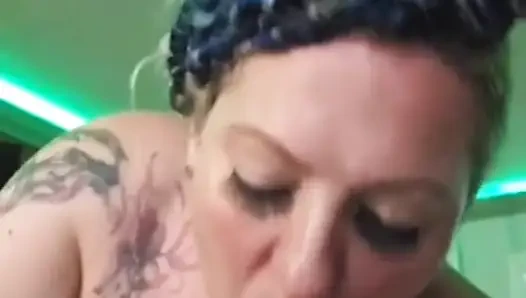 Sürtük eş değiştiren kulüpte biraz yarak emiyor