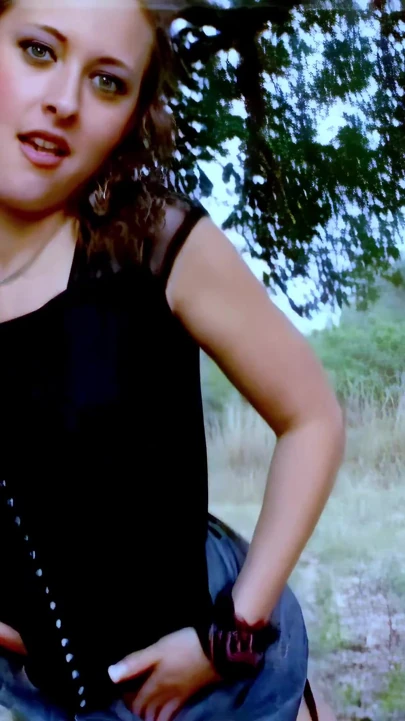 Moana mendez smalltits genç kız üvey babası çiftliğinde ateşli bir striptiz yapıyor