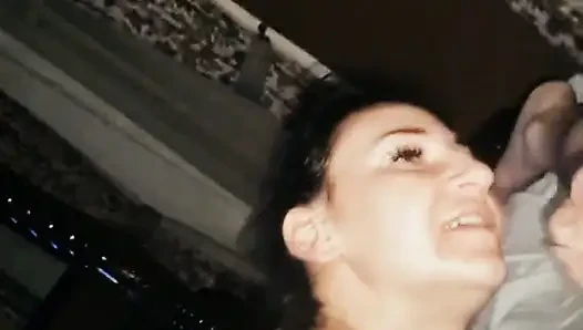 Bu küçük sürtük sakso çekmeyi biliyor