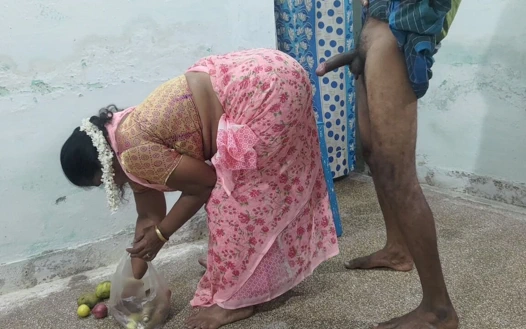 Üniversite Profesörüm Bir Gün Beni Evine Davet Etti Ve O Sebze Toplarken Onunla Seks Yaptım.