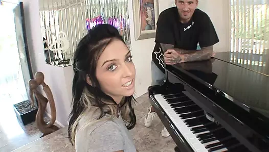 Emzikli genç seksi esmer becerdin