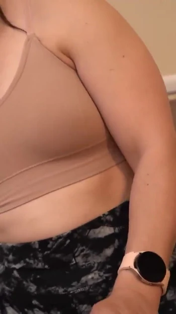 Заворожительный момент из "Крошка попадает в идеальное место, трахает страпоном заставляя его спермы 3 раза без рук!"