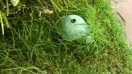 Çarpıcı klasik sürtüklerle havuz başında en ateşli lezbiyen eylemi