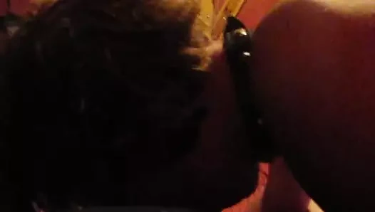 Cochonne suce et doigts dans le cul