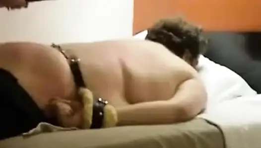 Yeni domme ağır kaba sürtüğün götünü kırmızıya kadar dövüyor