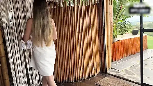 Duşta beni gözetliyor! ve beni mastürbasyon yaparken yakaladı.