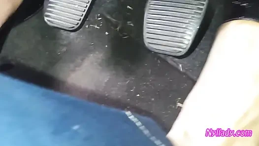 Dirigindo e girando em bombas pretas com o pé nu